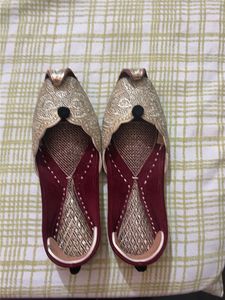 Embroidered Juttis for women