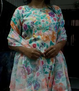 Embroidered Floral kurta set with sandle