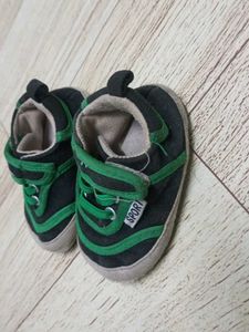 Cute Black &amp; Green Sneakers