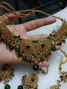 Exquisite Kundan &amp; Emerald Jewellery Set