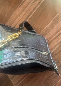 IMPORTED THRIFTED Black Croc Embossed Shoulde