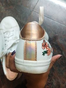 Dressberry White sneakers With Embroidery