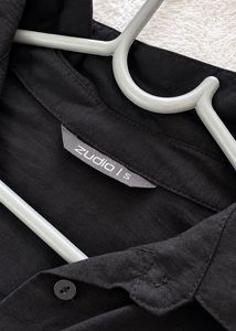black sleeveless shirt