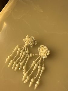 Cream rose dangling earrings🫶🏻