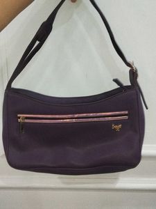Black Shoulder Bag with Gold Zip Accent – Stylish