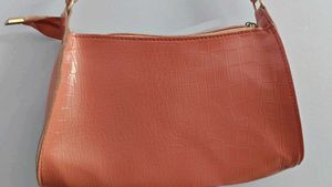 Chic Croc-Embossed Shoulder Bag