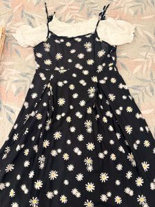 Chic Daisy Print Black Dress with Puff Sleeves