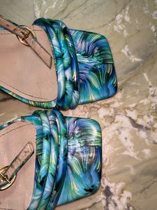 Stylish Blue &amp; Green Abstract Print Heels