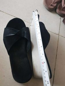 Chic Black Cross-Strap Slides