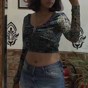 Chic Printed Crop Top with Long Sleeves