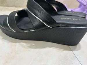 Stylish Black Flat Sandals