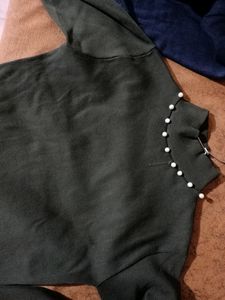 Crop Top With Pearl High Neck