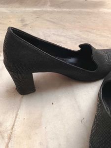 Stylish Black Textured Heels