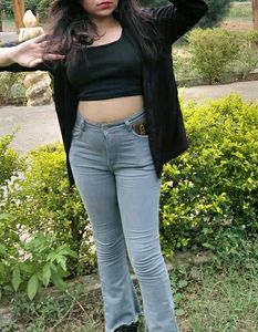 black sleeveless crop top