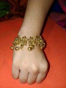 Exquisite Kundan Maang Tikka &amp; Bracelet