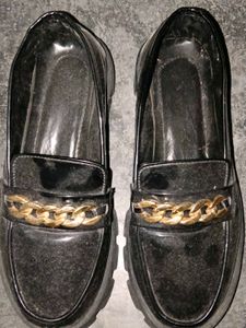 Chunky Chain Black Loafers