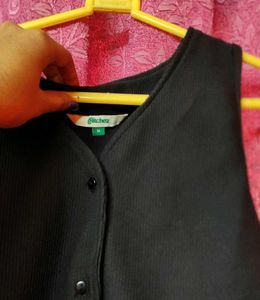 Black Sleeveless Buttoned crop top