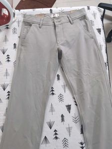 Levi's Men's Light Grey Chinos(Slim Fit)