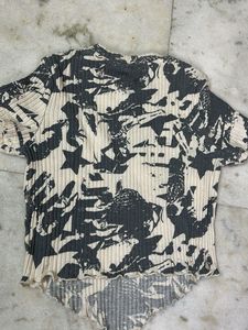 Graphic Print Ribbed Cropped Top