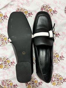 Chic Black Loafers with Bow Detail