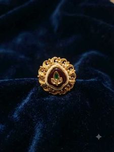 Exquisite Antique Style Ring with Gemstone