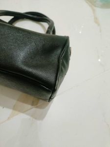 Chic Black Handbag