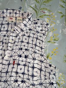 Levi's White &amp; Blue Print shirt