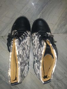 Stylish Women's Lace-Up Boots
