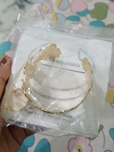 Elegant Gold Leaf Bangle Bracelet
