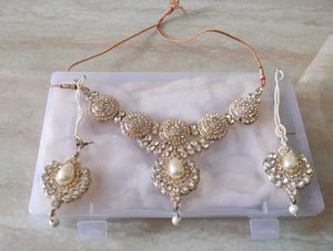 Exquisite Kundan Necklace Set with Earrings