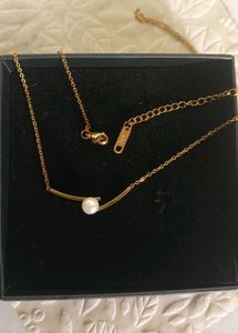 Elegant Pearl &amp; Gold Tone Necklace