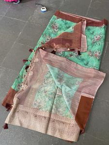 Beautiful Floral Print Saree without blouse