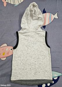 Sleevless Hoodie