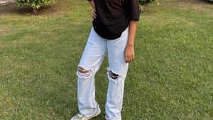 Light Wash Ripped Jeans ✨