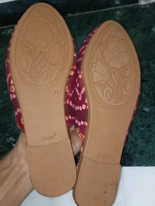 🥿 Maroon Bandhani Jutti / Flats