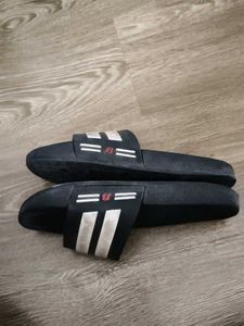 Comfortable white and black Slides