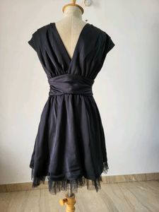 Elegant Black V-Neck Dress with Tulle Hem