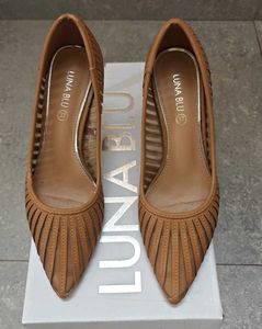 Luna Blu Elegant Tan Cut-Out Heels