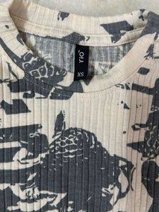 Graphic Print Ribbed Cropped Top