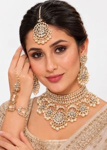 Exquisite Kundan &amp; Pearl Jewellery Set