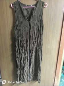 V-Neck Sleeveless Dress should be pressed.