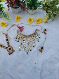 Exquisite Kundan &amp; Emerald Jewellery Set