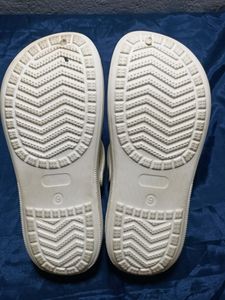 Classic Ivory Crocs Size 9 Unisex
