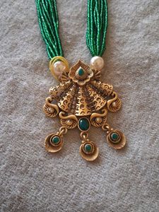 Exquisite Emerald & Pearl Necklace Set