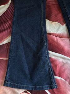 a beautiful dark blue bootcut Jeans 👖