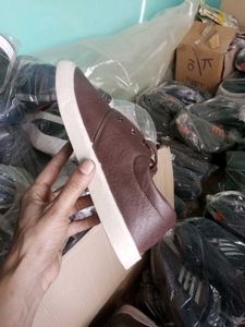 NEW NO USED CASUAL SNEAKERS SHOES FOR MEN.