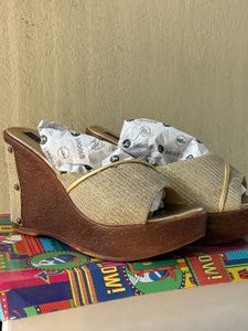 mochi Golden wedges footwear