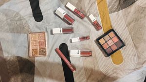 Blur Lipsticks &amp; Eyeshadow Palette Set