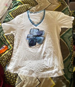 baggie tshirt White V-Neck T-Shirt with Floral App