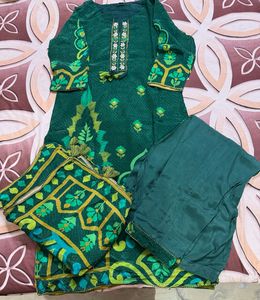 Green Kurta Set with Intricate Prints